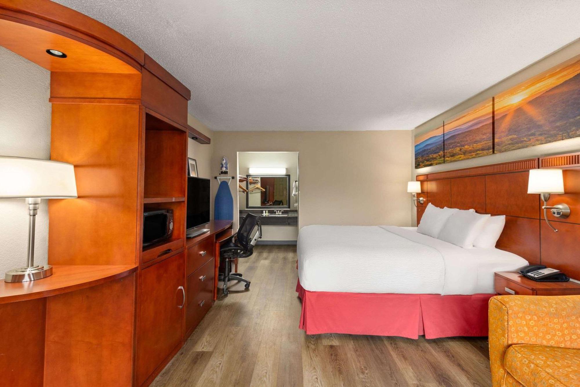 Days By Wyndham East Motel Knoxville
