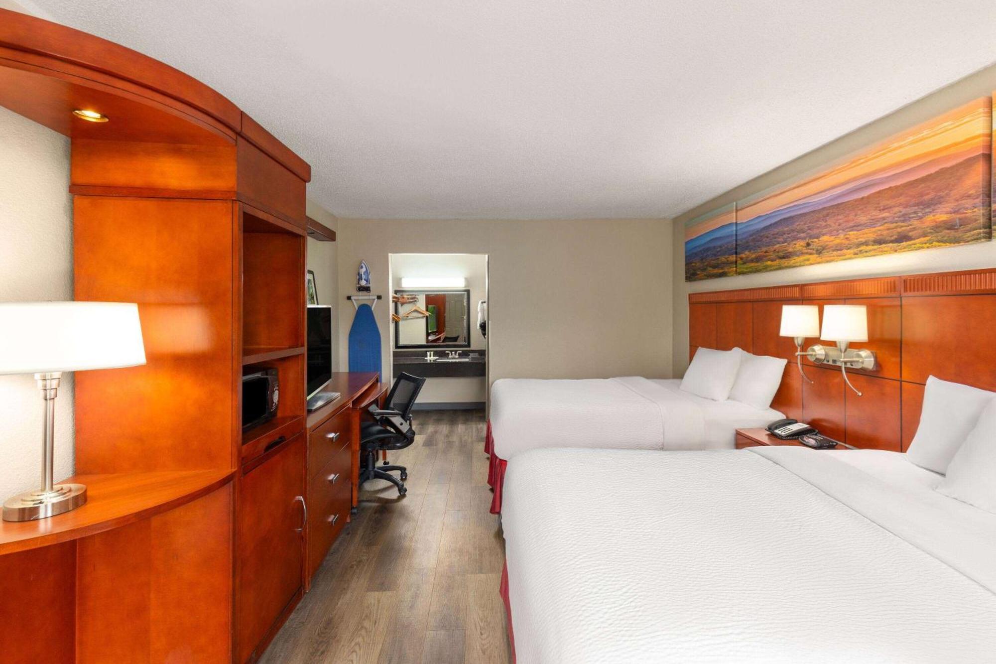 Days By Wyndham East 2*