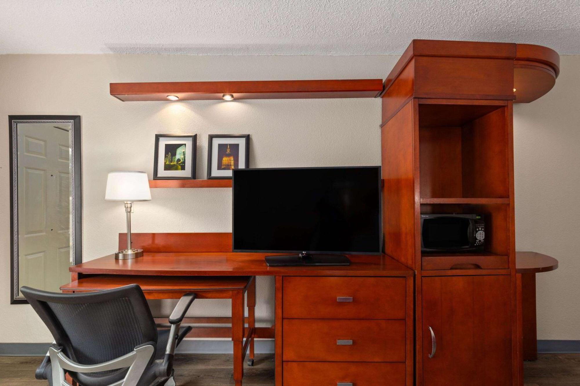 Days By Wyndham East Knoxville